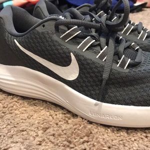 Nike Mens 7/Womens 8 LunarConverge shoes